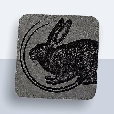 Power Hase Kühlschrankmagnet von Kladdenjan in schwarz | Kladdenjan