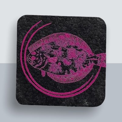 Plattfisch Kühlschrankmagnet von Kladdenjan in magenta | Kladdenjan