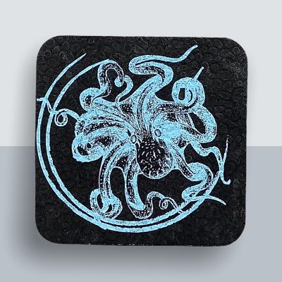 Deichinspektor Krake Kühlschrankmagnet von Kladdenjan in hellbau | Kladdenjan