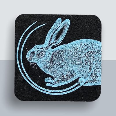 Power Hase Kühlschrankmagnet von Kladdenjan in hellbau | Kladdenjan