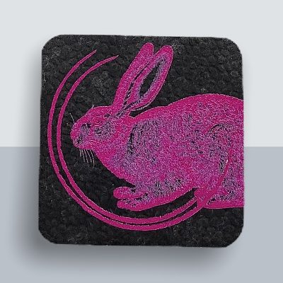 Power Hase Kühlschrankmagnet von Kladdenjan in magenta | Kladdenjan