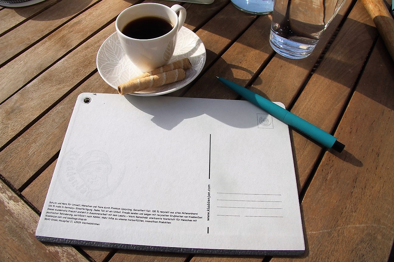 Kladdenjan Grußkarte und Postkarte aus recycelten Leitzordnern Rückseite unbeschrieben