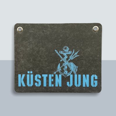 Küstenjung Anker große Postkarte von Kladdenjan in hellblau | Kladdenjan