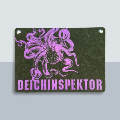 Deichinspektor Krake Große Postkarte von Kladdenjan in rosa | Kladdenjan