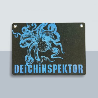 Deichinspektor Krake Große Postkarte von Kladdenjan in hellblau | Kladdenjan