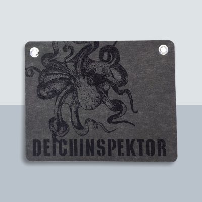 Deichinspektor Krake Postkarte von Kladdenjan in schwarz | Kladdenjan