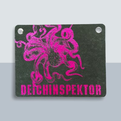 Deichinspektor Krake Postkarte von Kladdenjan in magenta | Kladdenjan