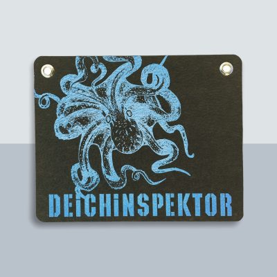 Deichinspektor Krake Postkarte von Kladdenjan in hellblau | Kladdenjan