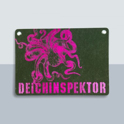 Deichinspektor Krake Große Postkarte von Kladdenjan in magenta | Kladdenjan