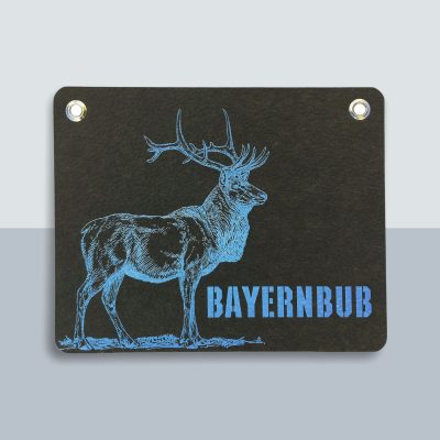 Bayernbub Hirsch Postkarte von Kladdenjan in hellblau | Kladdenjan