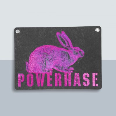 Power Hase Große Postkarte von Kladdenjan in magenta | Kladdenjan