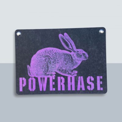 Power Hase Große Postkarte von Kladdenjan in rosa | Kladdenjan