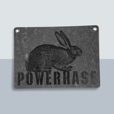 Power Hase Große Postkarte von Kladdenjan in schwarz | Kladdenjan