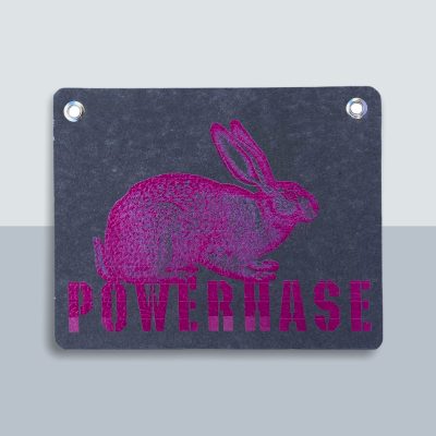 Power Hase Postkarte von Kladdenjan in magenta | Kladdenjan