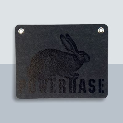 Power Hase Postkarte von Kladdenjan in schwarz | Kladdenjan