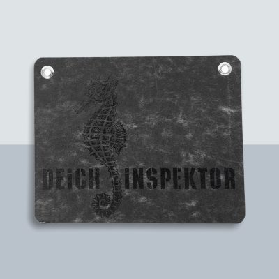 Deichinspektor Seepferdchen Postkarte von Kladdenjan in schwarz | Kladdenjan