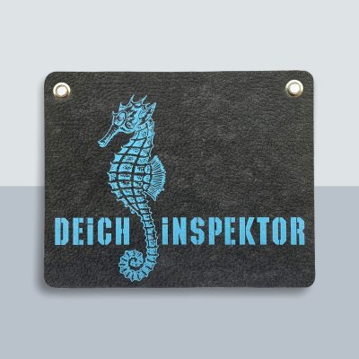 Deichinspektor Seepferdchen Postkarte von Kladdenjan in hellblau | Kladdenjan