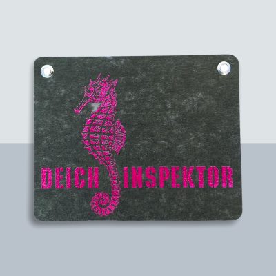 Deichinspektor Seepferdchen Postkarte von Kladdenjan in magenta | Kladdenjan