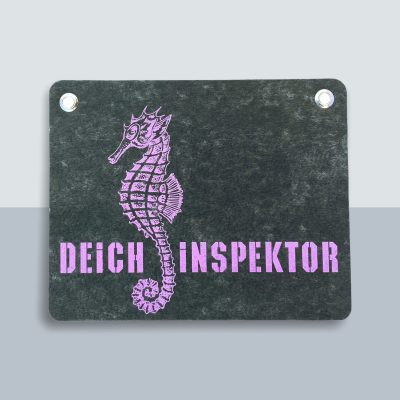 Deichinspektor Seepferdchen Postkarte von Kladdenjan in rosa | Kladdenjan