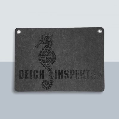 Deichinspektor Seepferdchen Große Postkarte von Kladdenjan in schwarz | Kladdenjan