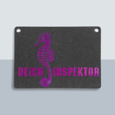 Deichinspektor Seepferdchen Große Postkarte von Kladdenjan in magenta | Kladdenjan