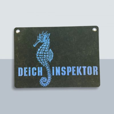 Deichinspektor Seepferdchen Große Postkarte von Kladdenjan in hellblau | Kladdenjan