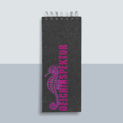 Deichinspektor Seepferdchen Spiralblock von Kladdenjan in magenta | Kladdenjan