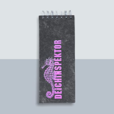 Deichinspektor Seepferdchen Spiralblock von Kladdenjan in rosa | Kladdenjan