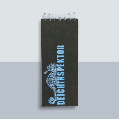 Deichinspektor Seepferdchen Spiralblock von Kladdenjan in hellblau | Kladdenjan